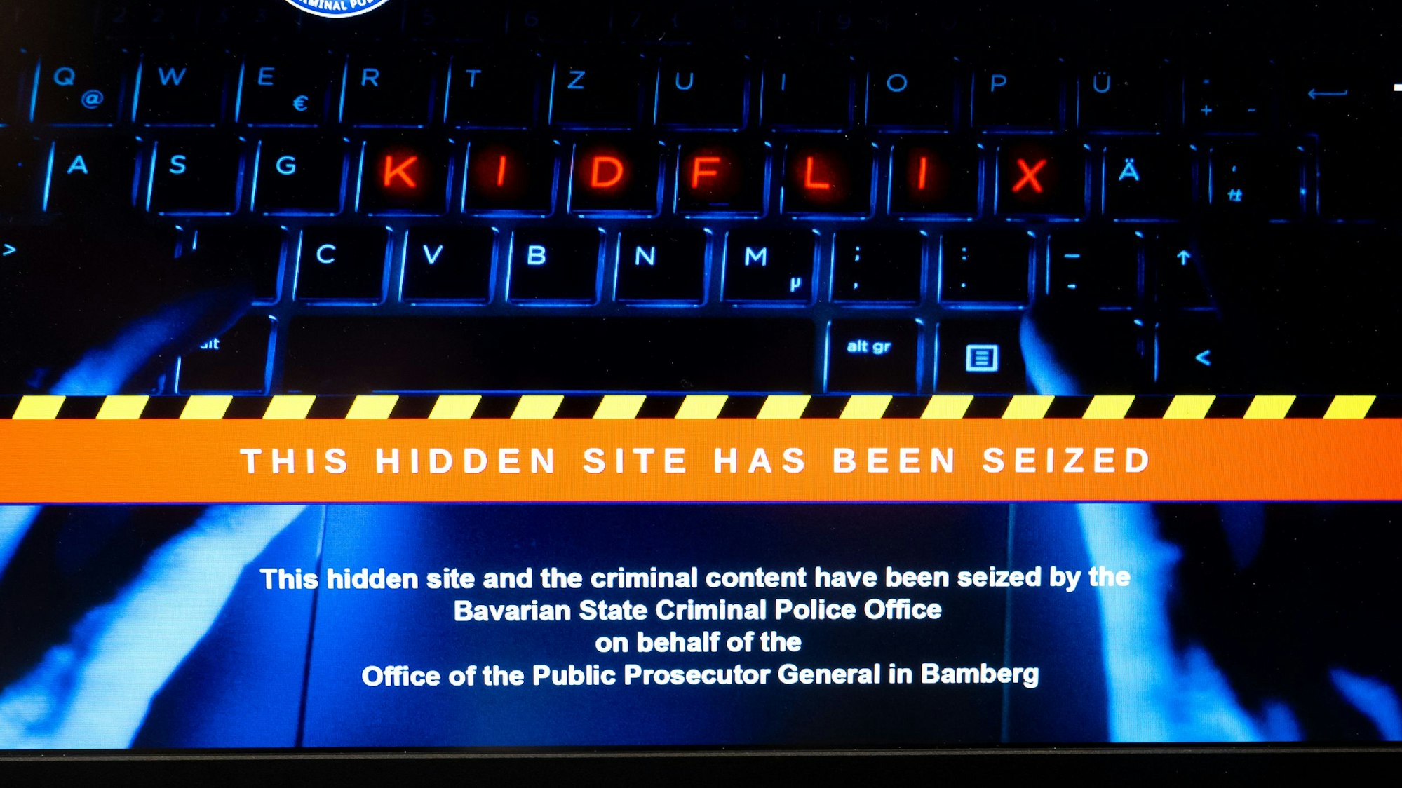 Eine symbolische Darstellung der Darknet-Plattform «Kidflix» ist im bayerischen Landeskriminalamt während einer Pressekonferenz auf einem Laptop zu sehen.