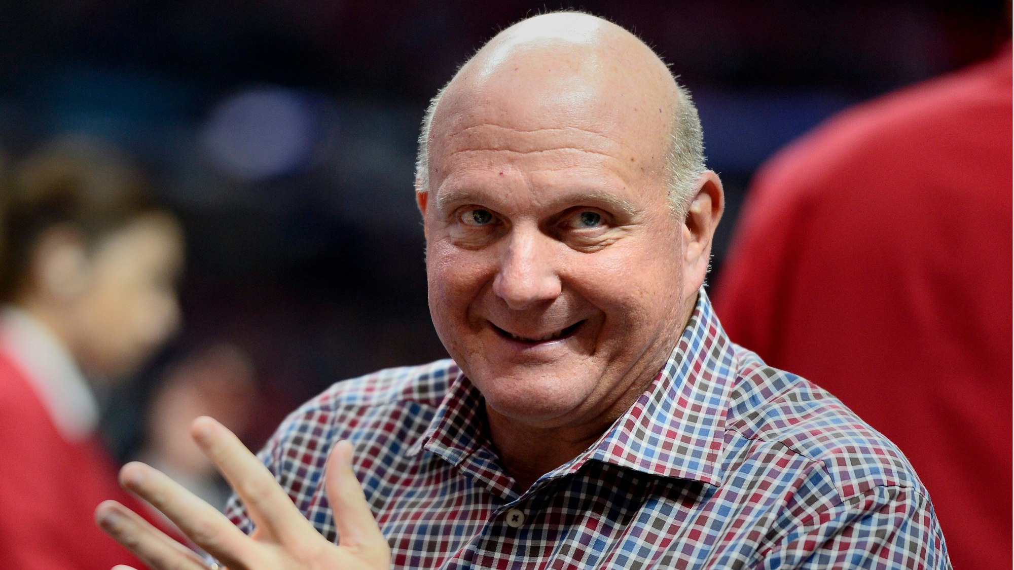 Steve Ballmer lacht und gestikuliert.