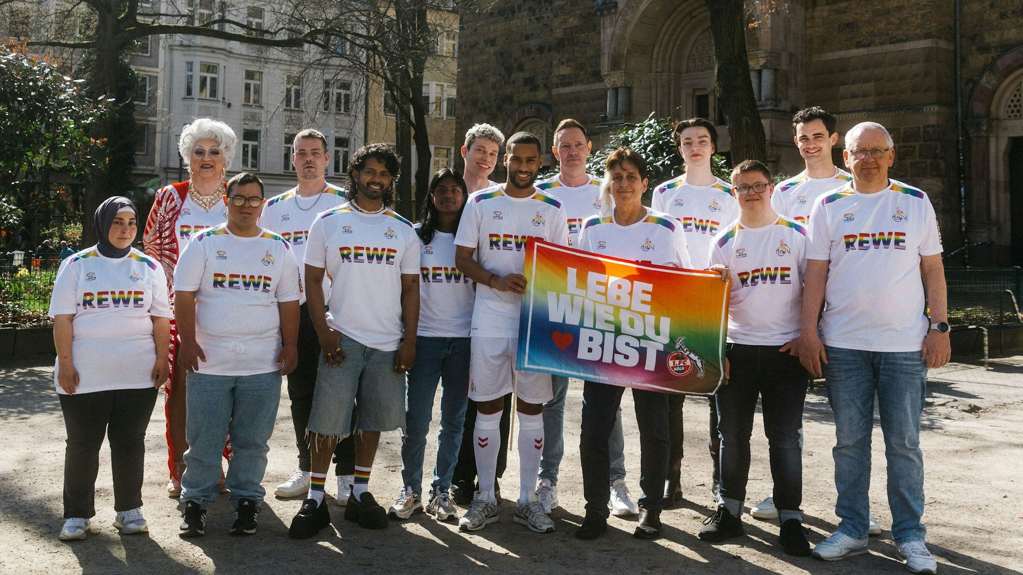 Gruppenfoto mit Linton Maina: Der 1. FC Köln hat sein neues Diversity-Trikot präsentiert