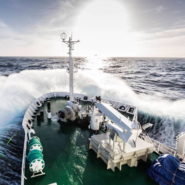 Der Bug eines Schiffes wird auf dem Weg zur Antarktischen Halbinsel durch die Drake-Passage von rauer See umtost.