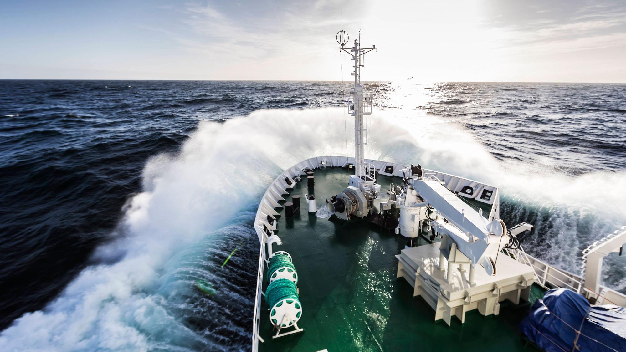 Der Bug eines Schiffes wird auf dem Weg zur Antarktischen Halbinsel durch die Drake-Passage von rauer See umtost.