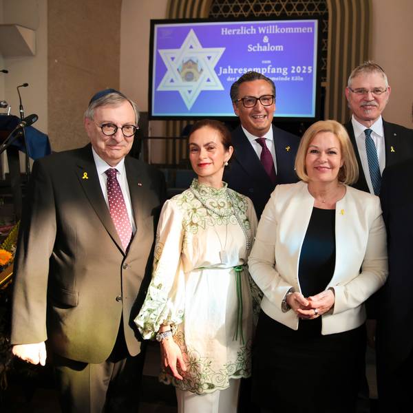 Das Bild zeigt Gäste des Jahresempfangs der Kölner Synagogengemeinde: Abraham Lehrer, Bettina Levy, Dr. Felix Schotland (alle vom Vorstand der Gemeinde), Innenministerin Nancy Faeser, Ulrich Soenius und Dr. Michael Rado (Vorstand).