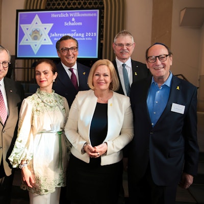 Das Bild zeigt Gäste des Jahresempfangs der Kölner Synagogengemeinde: Abraham Lehrer, Bettina Levy, Dr. Felix Schotland (alle vom Vorstand der Gemeinde), Innenministerin Nancy Faeser, Ulrich Soenius und Dr. Michael Rado (Vorstand).