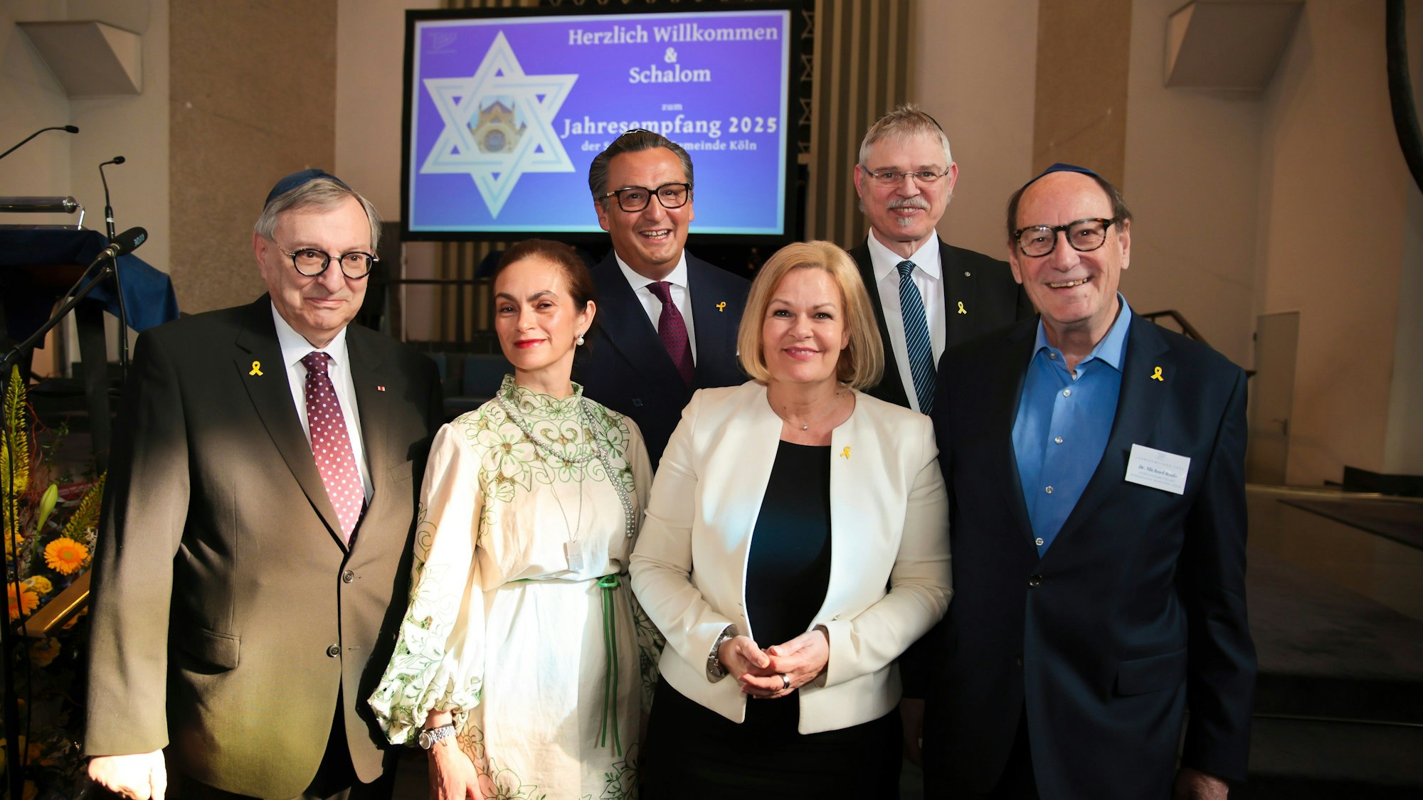 Das Bild zeigt Gäste des Jahresempfangs der Kölner Synagogengemeinde: Abraham Lehrer, Bettina Levy, Dr. Felix Schotland (alle vom Vorstand der Gemeinde), Innenministerin Nancy Faeser, Ulrich Soenius und Dr. Michael Rado (Vorstand).