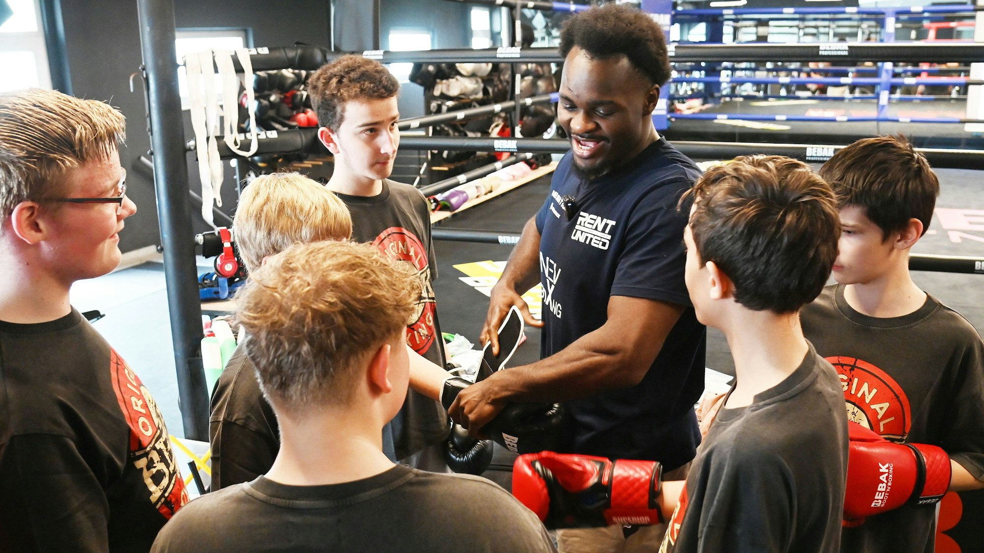 03.04.2025 Köln. Projekt "Boot'n Boxing": Kölner Förderschüler und Heimkinder trainieren mit dem Kölner Boxer Nelvie Tiafack (Bronze bei den Olympischen Spielen) im Gym am Bonner Wall. Foto aktuell.