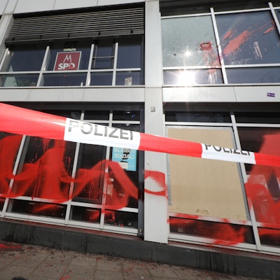 03.04.2025, Köln: Die SPD Parteizentrale an der Magnusstraße Ziel von einem Anschlag. Foto: Arton Krasniqi