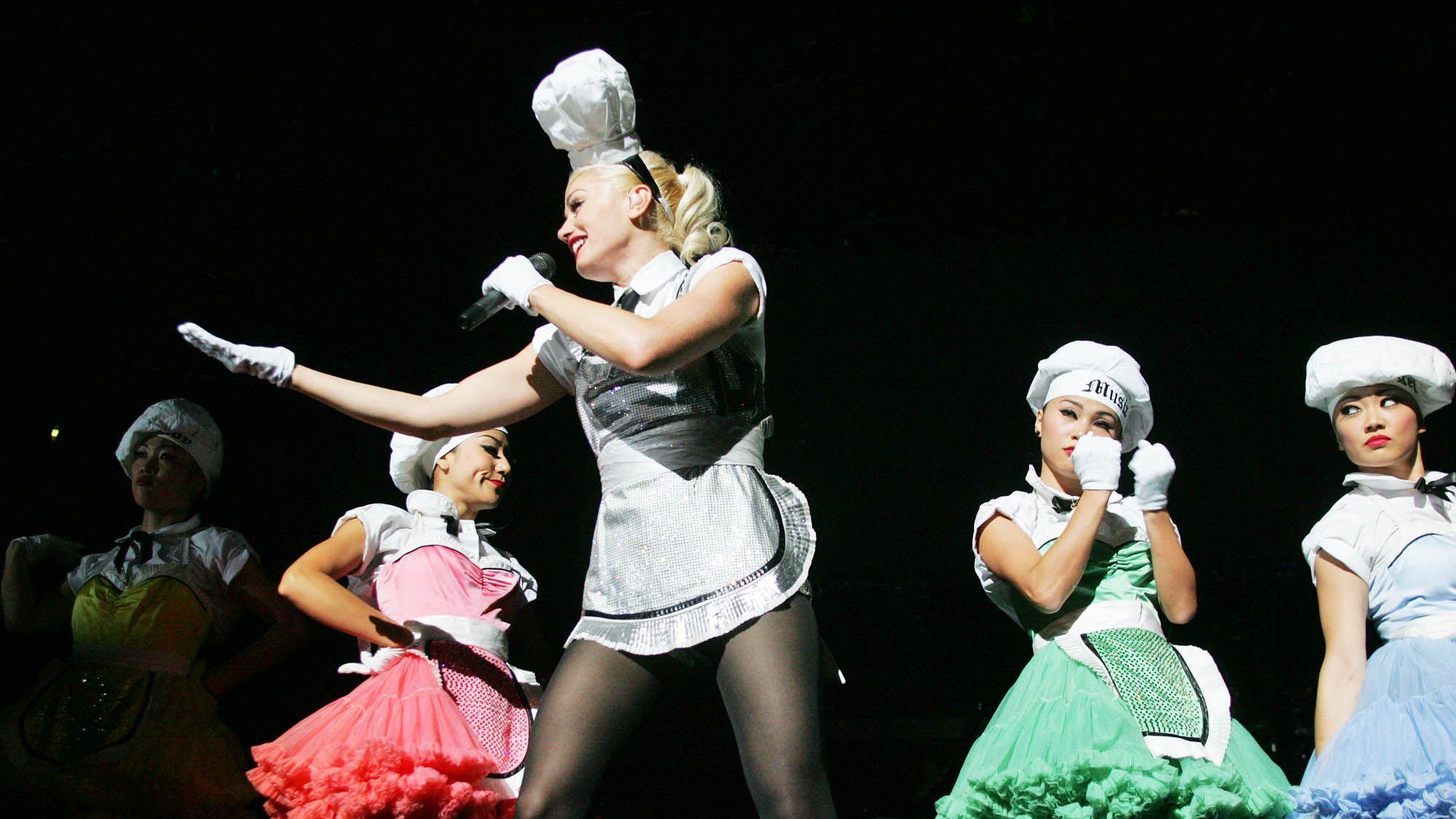 Das Bild zeigt Gwen Stefani am 15.09.2007 bei ihrem Auftritt in der Kölnarena umgeben von den Harajuka-Girls.