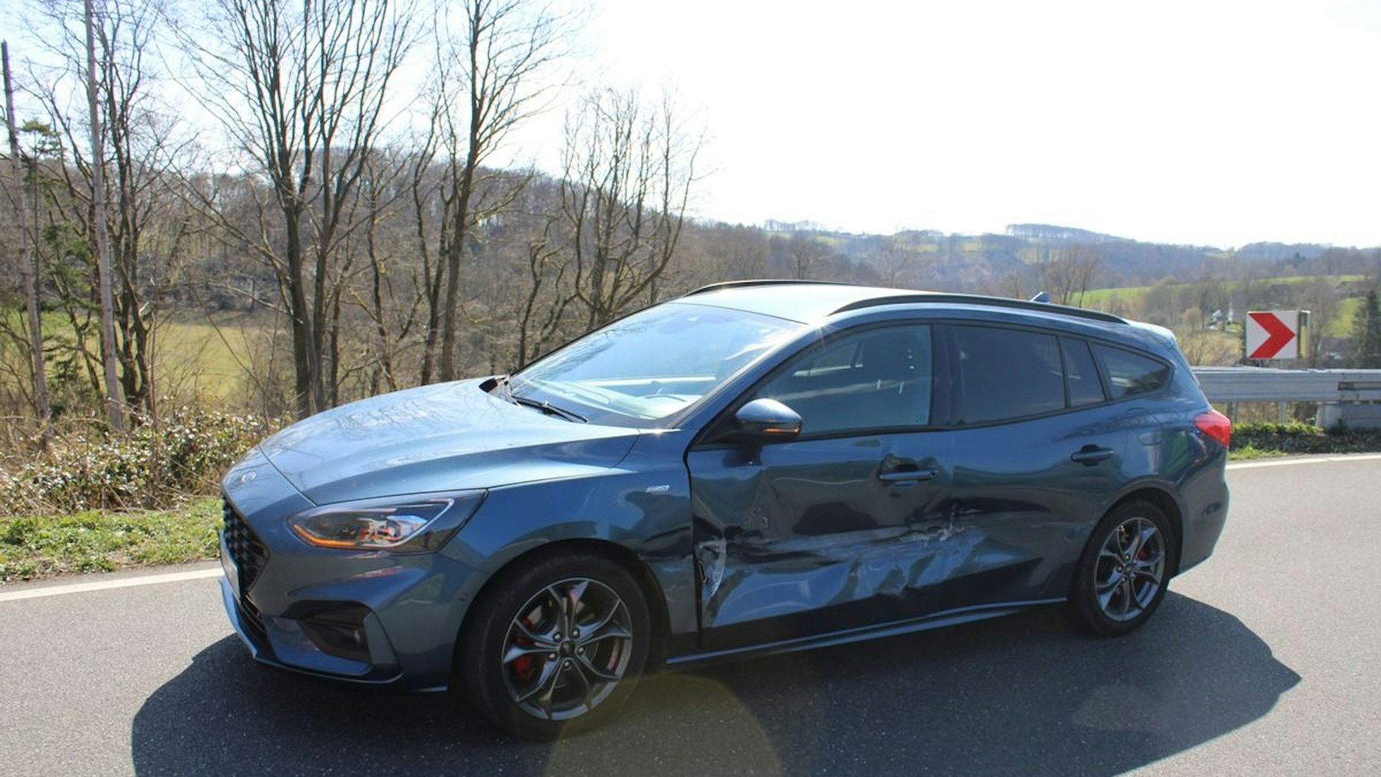 Pkw und Motorrad stießen in einer Kurve zusammen.