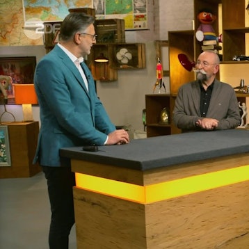 Der Kölner Werner Bayer (v.r.) mit Horst Lichter und Detlev Kümmel bei „Bares für Rares“.