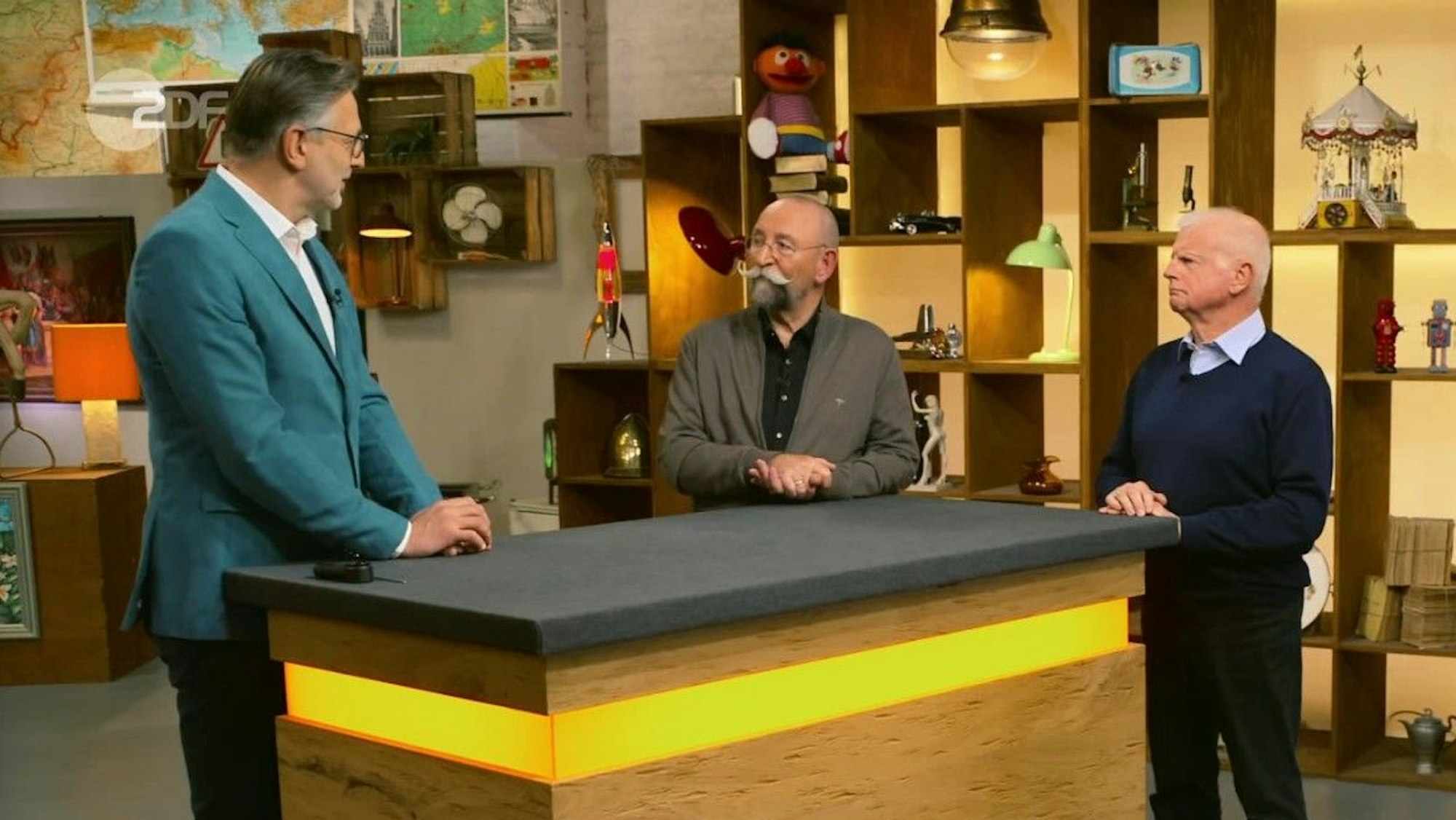 Der Kölner Werner Bayer (v.r.) mit Horst Lichter und Detlev Kümmel bei „Bares für Rares“.