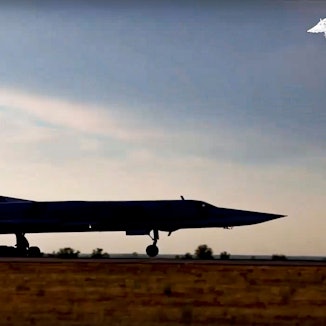 Das Foto zeigt einen Bomber Typ Tupolew Tu-22M der russischen Luftwaffe im Sonnenuntergang.