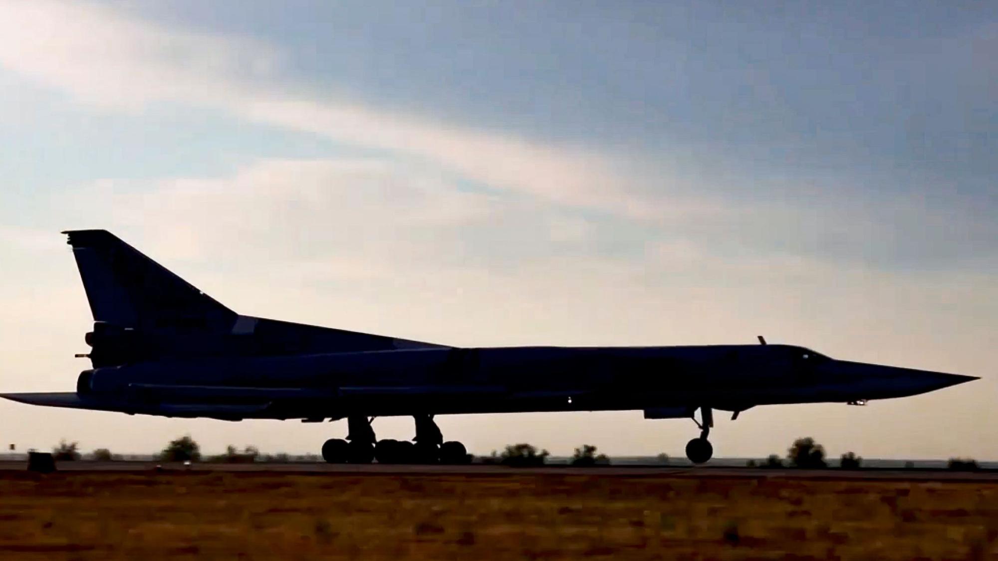 Das Foto zeigt einen Bomber Typ Tupolew Tu-22M der russischen Luftwaffe im Sonnenuntergang.