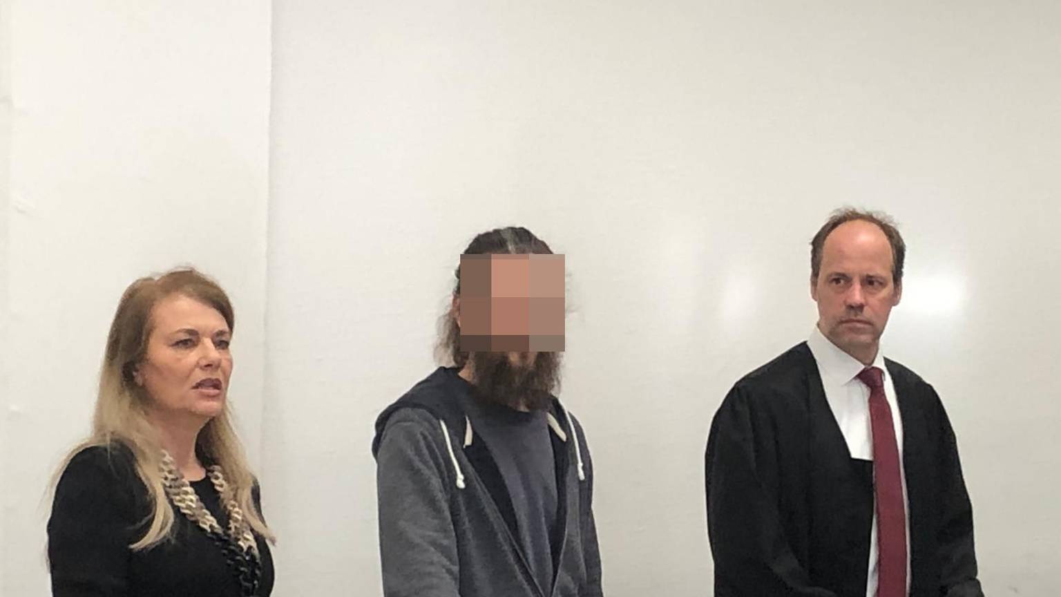 Der 44-jährige Angeklagte beim Prozessauftakt mit einer Dolmetscherin und seinem Verteidiger Markus Heinrichs.