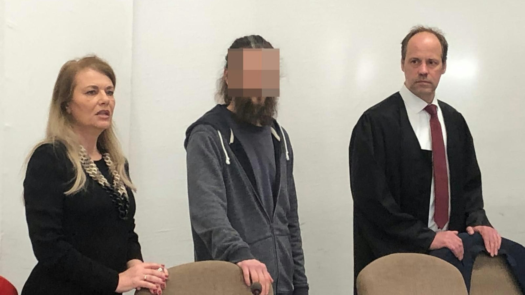 Der 44-jährige Angeklagte beim Prozessauftakt mit einer Dolmetscherin und seinem Verteidiger Markus Heinrichs.