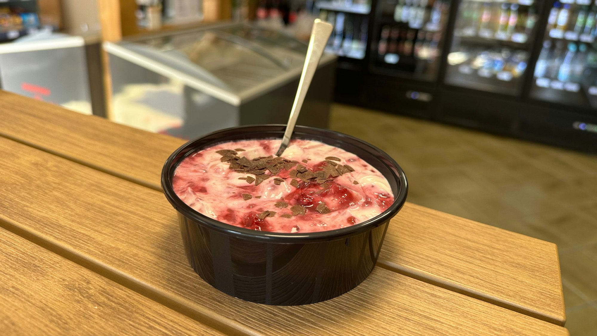 Eine Quarknachspeise-to-go mit Waldfrüchten für 2,20 Euro gibt es im Sankt Augustiner Büdchen.