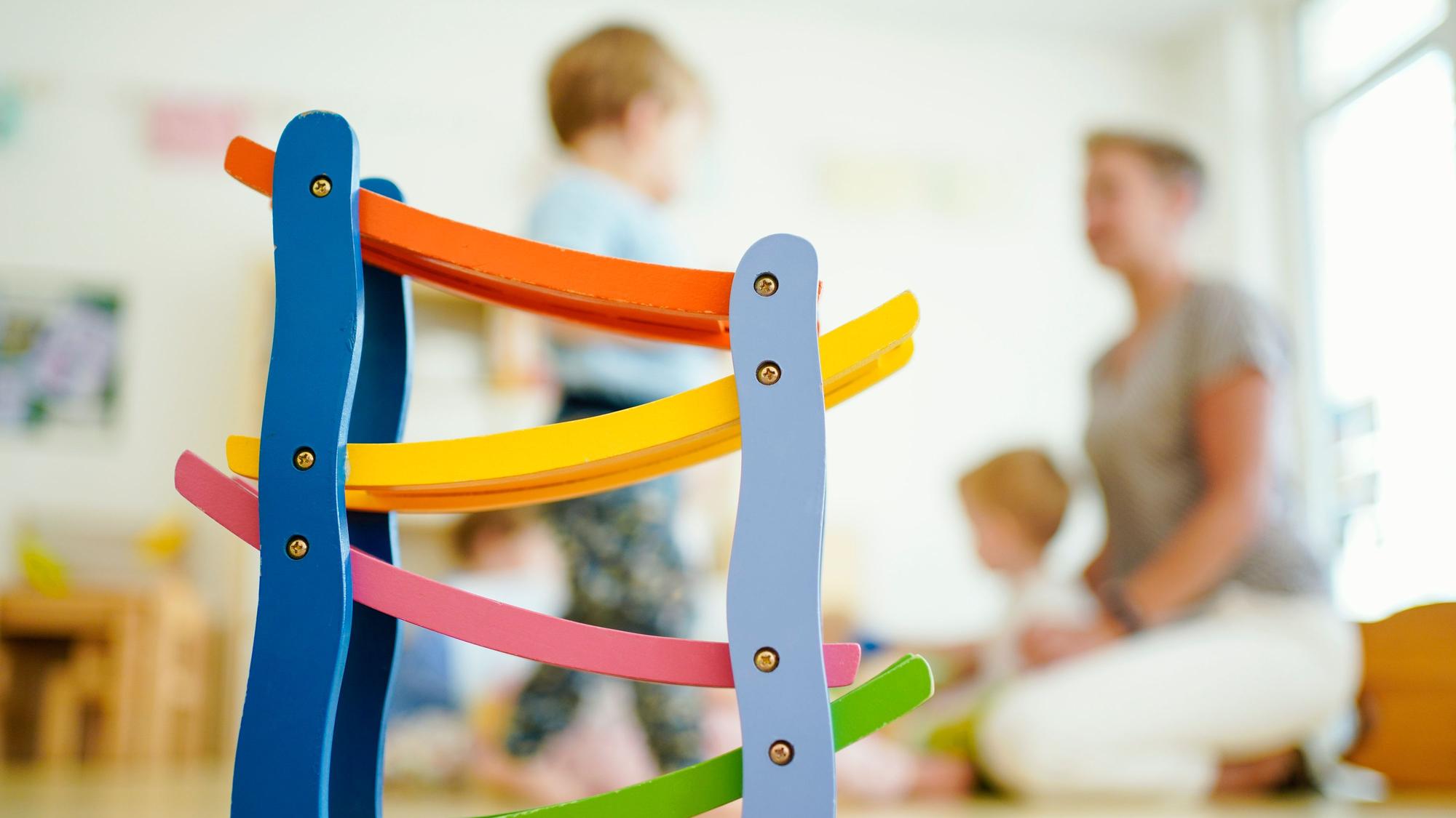 Eine Erzieherin spielt mit Kindern. (Symbolfoto)
