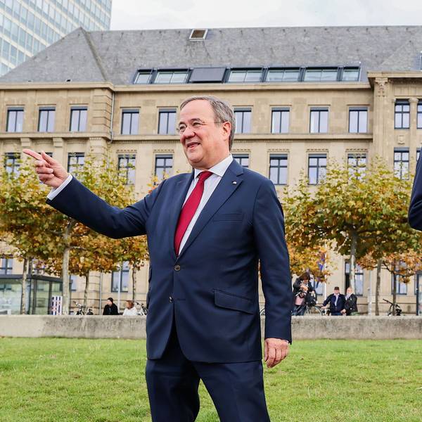 Hendrik Wüst (r, CDU), neuer Ministerpräsident von Nordrhein-Westfalen, steht mit seinem Amtsvorgänger Armin Laschet vor der Staatskanzlei.