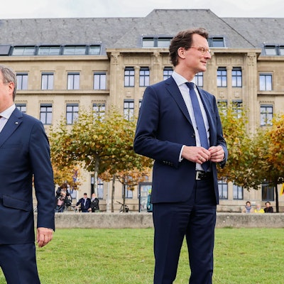 Hendrik Wüst (r, CDU), neuer Ministerpräsident von Nordrhein-Westfalen, steht mit seinem Amtsvorgänger Armin Laschet vor der Staatskanzlei.