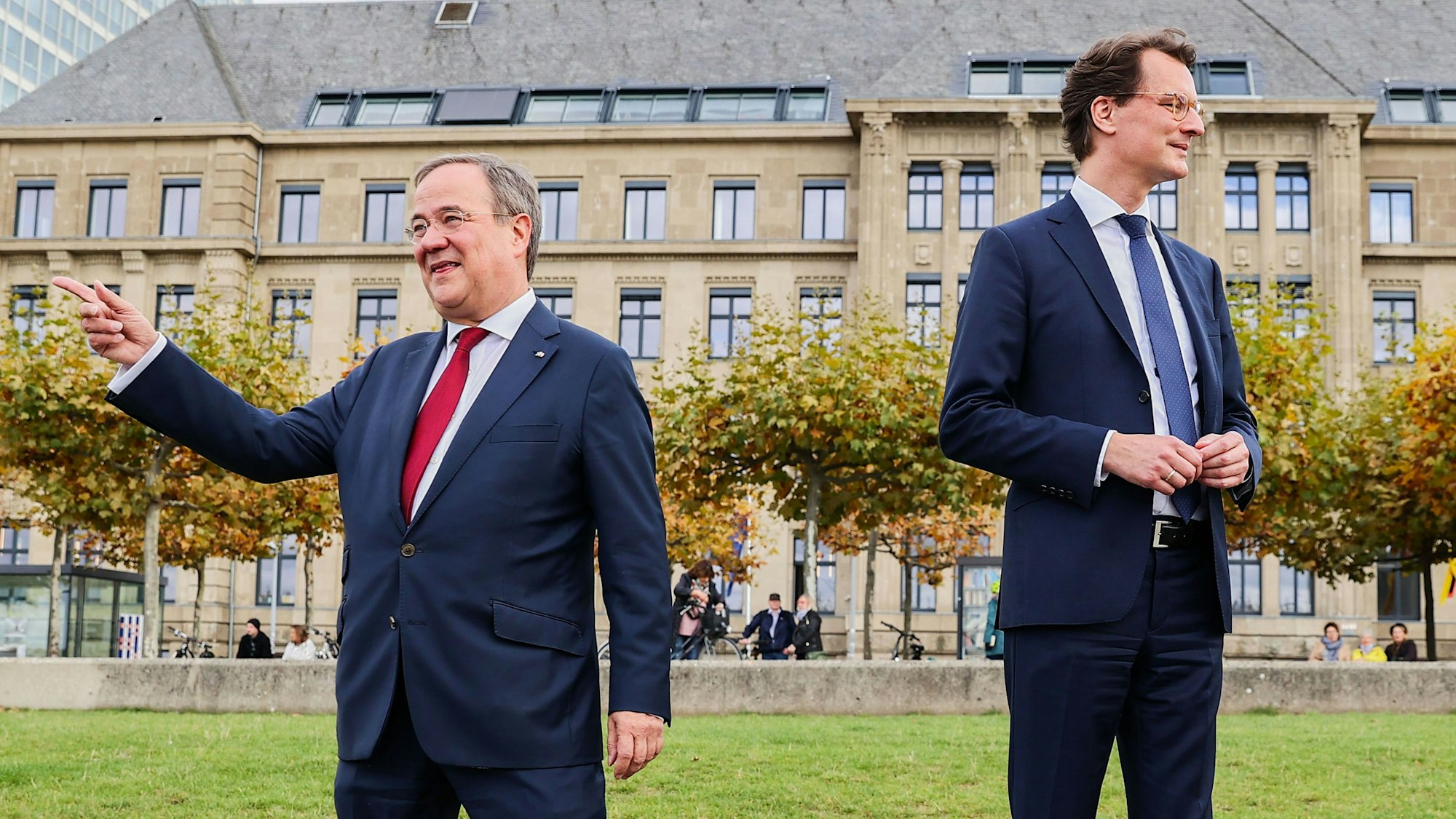 Hendrik Wüst (r, CDU), neuer Ministerpräsident von Nordrhein-Westfalen, steht mit seinem Amtsvorgänger Armin Laschet vor der Staatskanzlei.