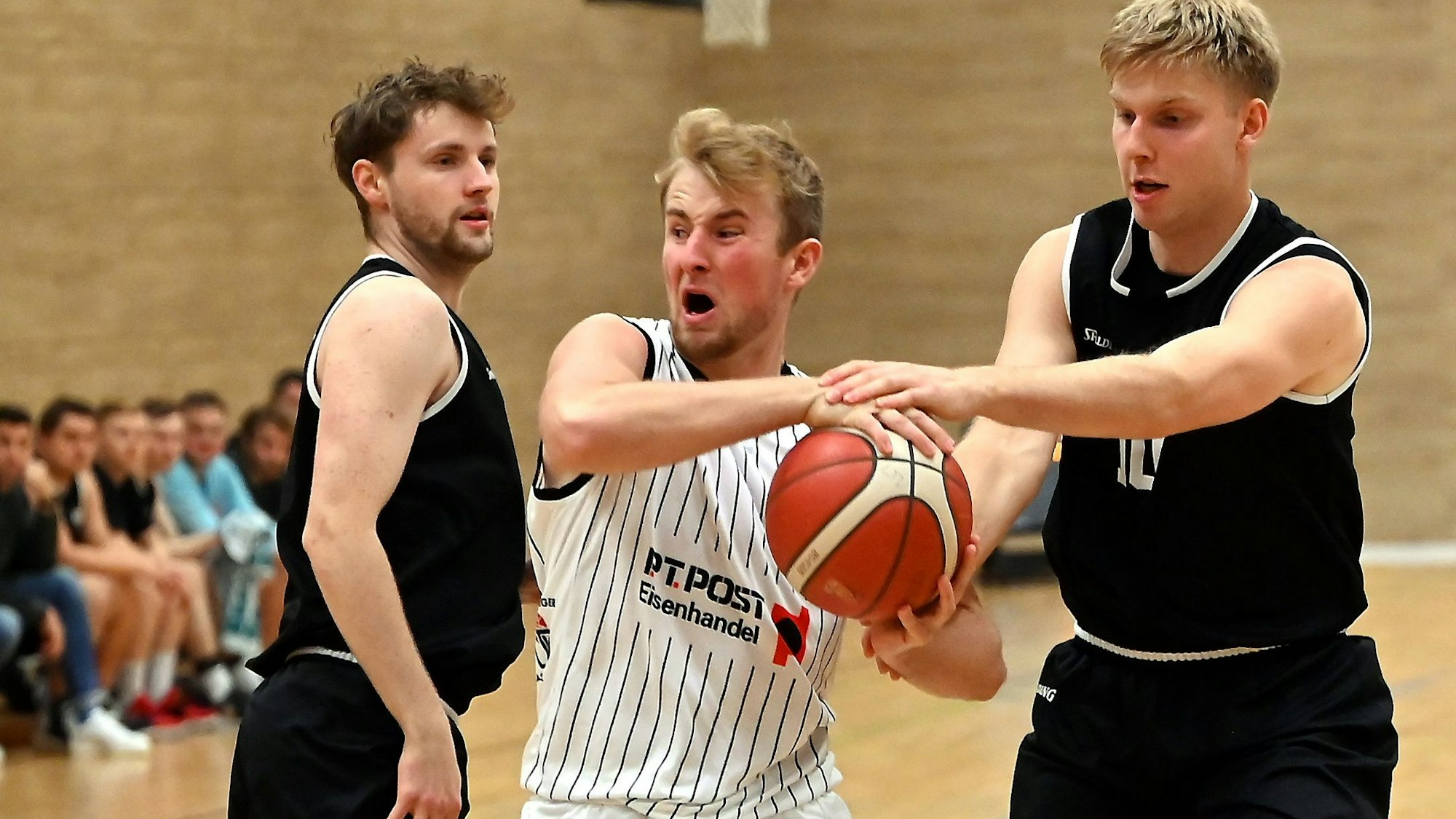 28.10.2023-Basketball-Leichlingen-Fast Breack Leverk.
mitte: Patrick Reichel (Leichlingen)
rechts: Moritz Kremke (Fast Breack)
Foto: Uli Herhaus