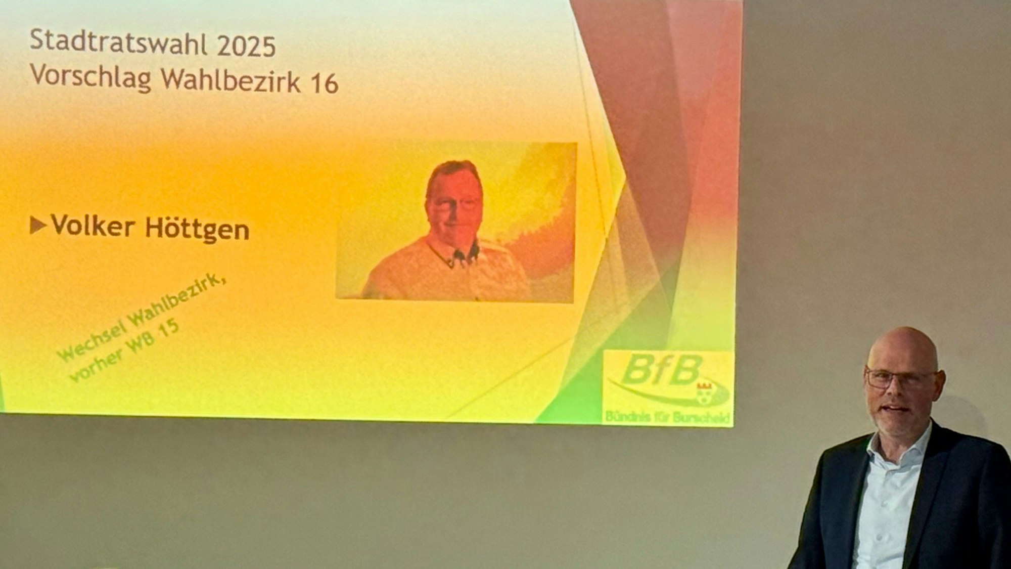 Michael Baggeler vor einer Folie, die Volker Höttgen zeigt