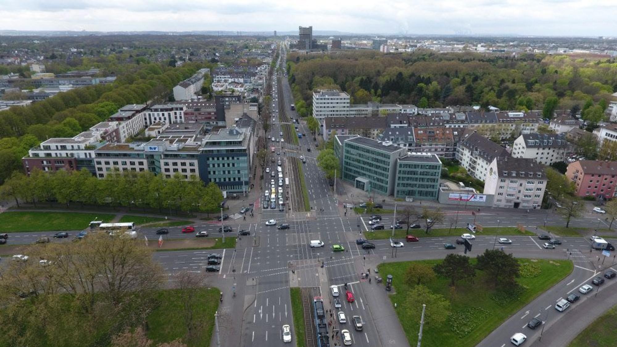 Das Luftbild zeigt die gefährliche Kreuzung am Aachener Weiher.