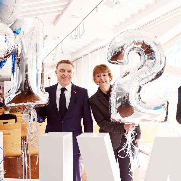 Hauptgeschäftsführer Erik Werdel, Oberbürgermeisterin Henriette Reker, und Ulrich Soenius, Direktor des Kölner Wirtschaftsarchivs, halten Luftballons hoch, die die Zahl 125 zeigen.