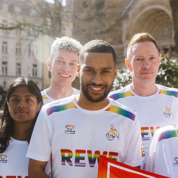 Linton Maina posiert im neuen Diversity-Trikot des 1. FC Köln.