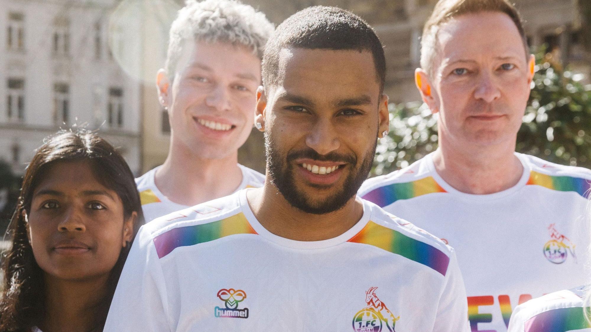 Linton Maina posiert im neuen Diversity-Trikot des 1. FC Köln.