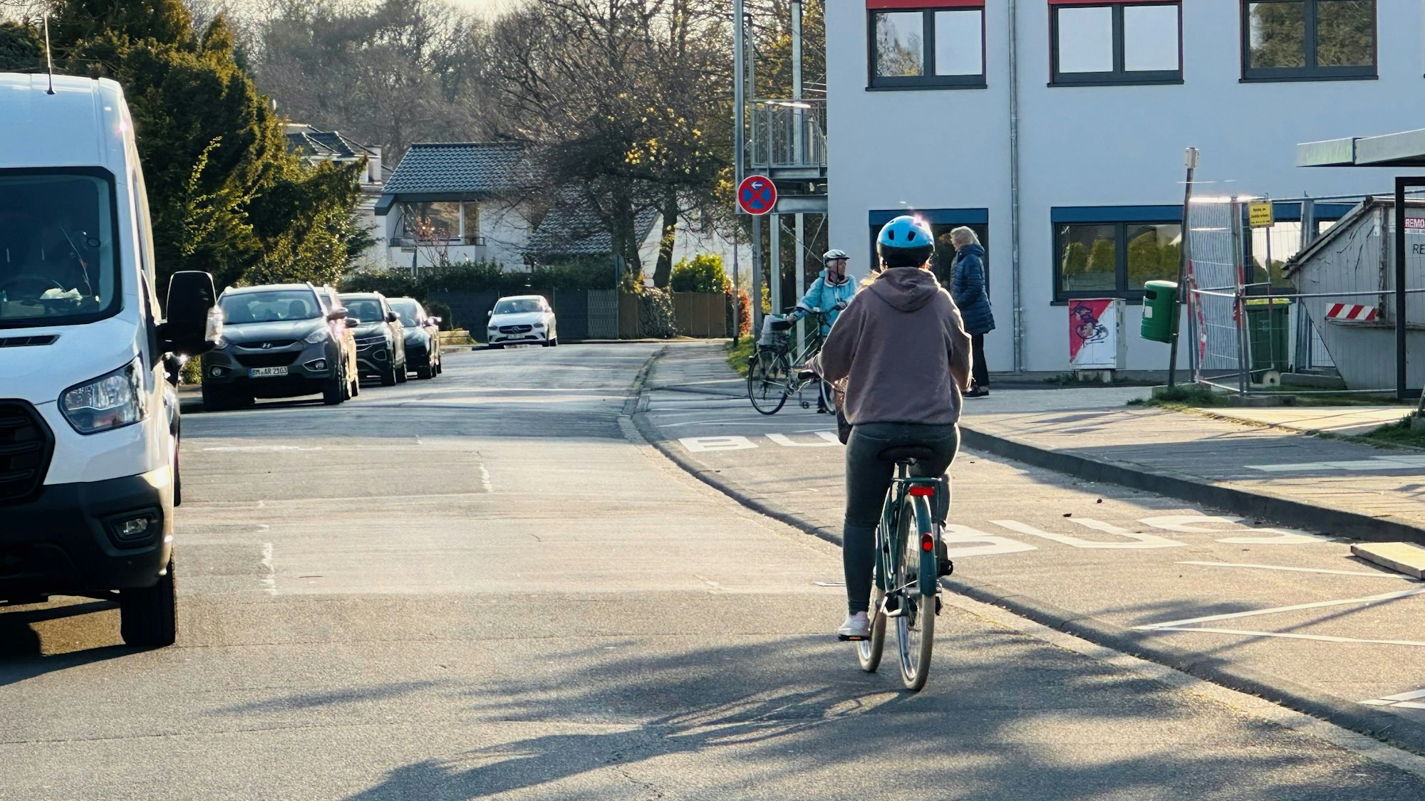 Eine Radfahrerin fährt über eine Straße.