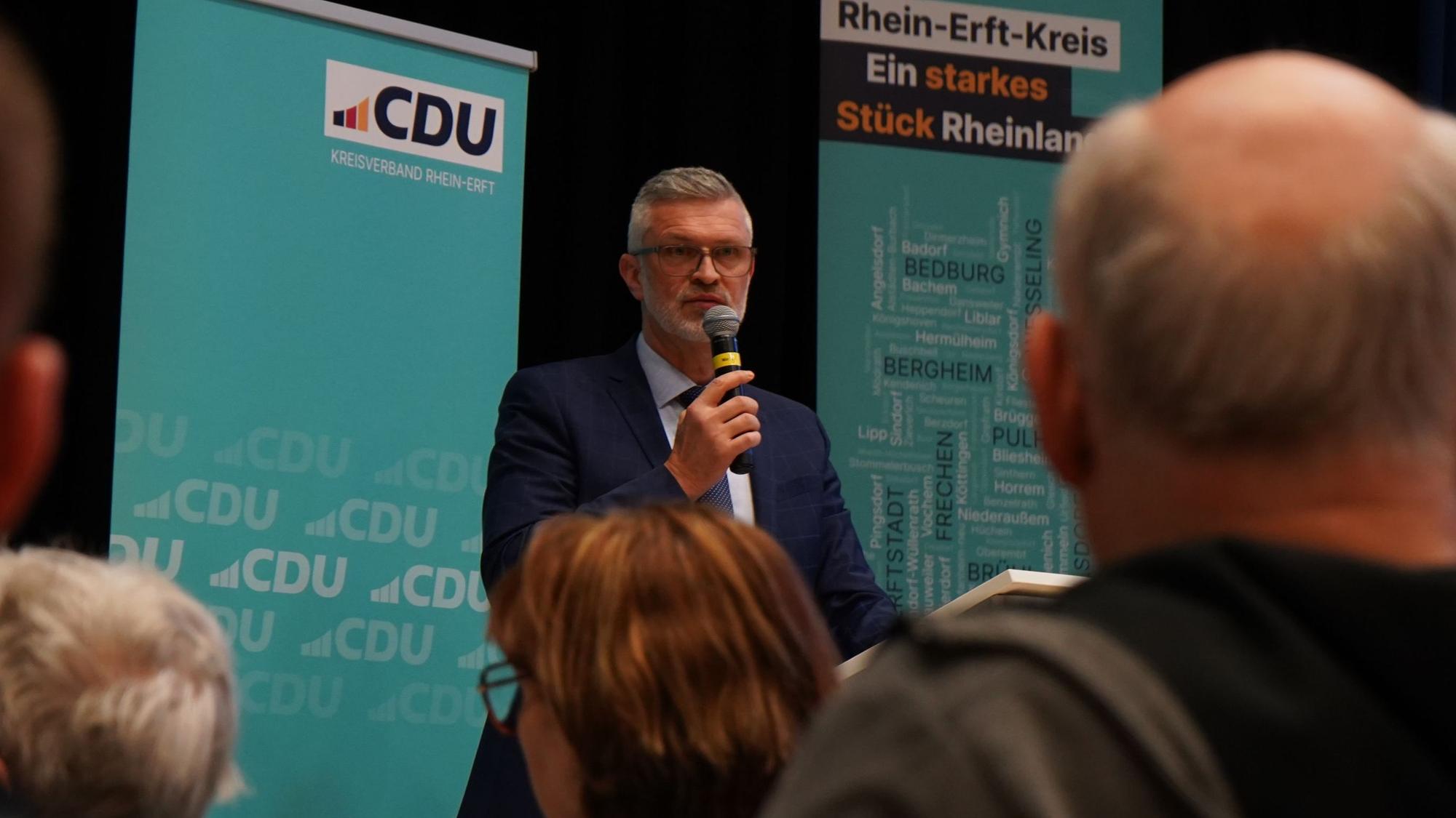 Das bild zeigt Harald Stingl, der von seiner Partei zum Bürgermeisterkandidaten gewählt wurde.