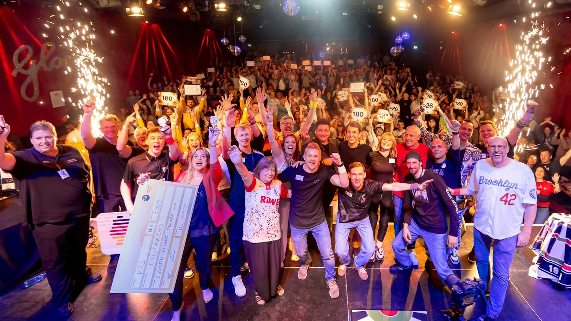 Das Bild zeigt feiernde Teilnehmer und Besucher des letztjährigen „KöllePally“.