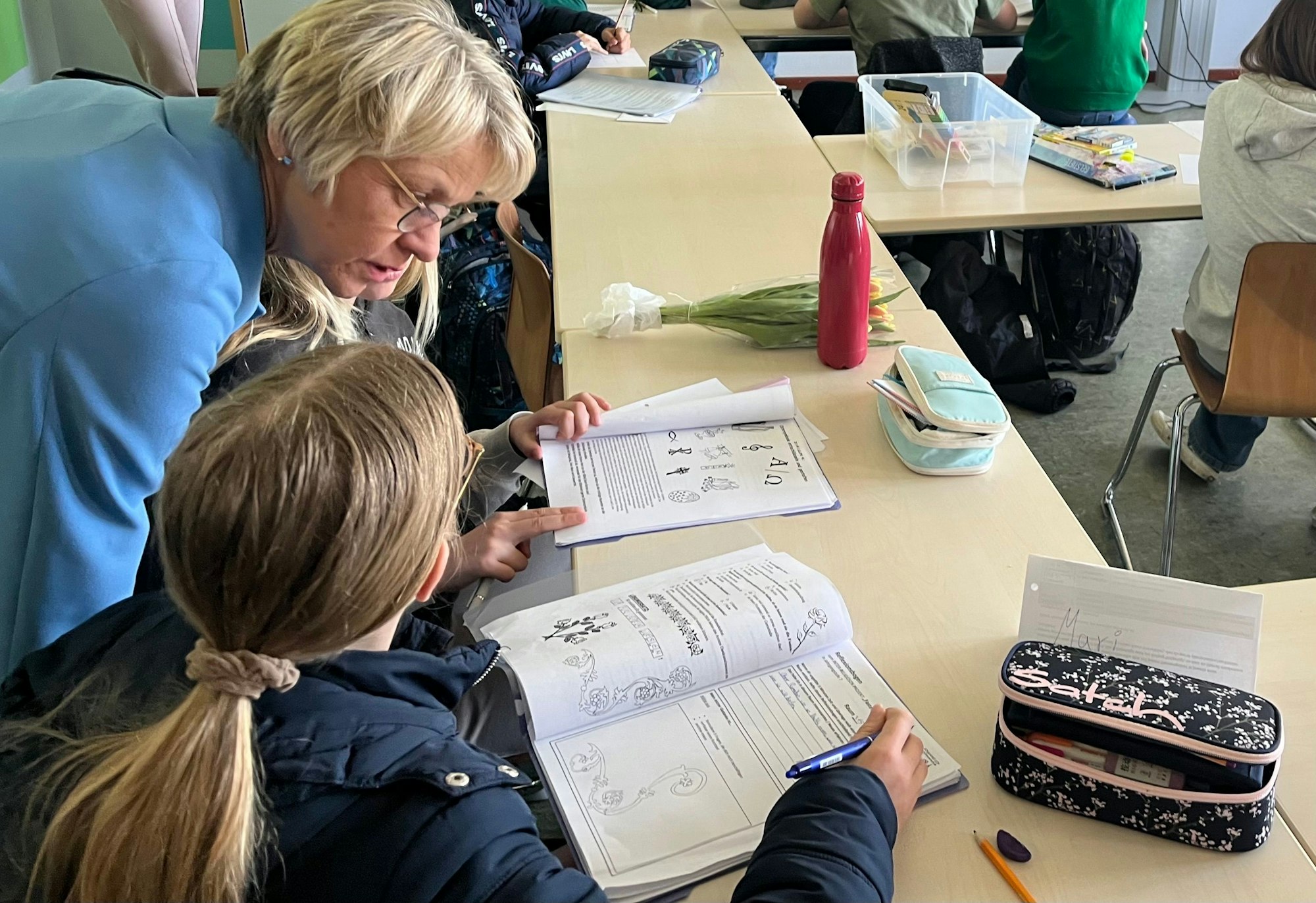 Ministerin mit Schülerinnen