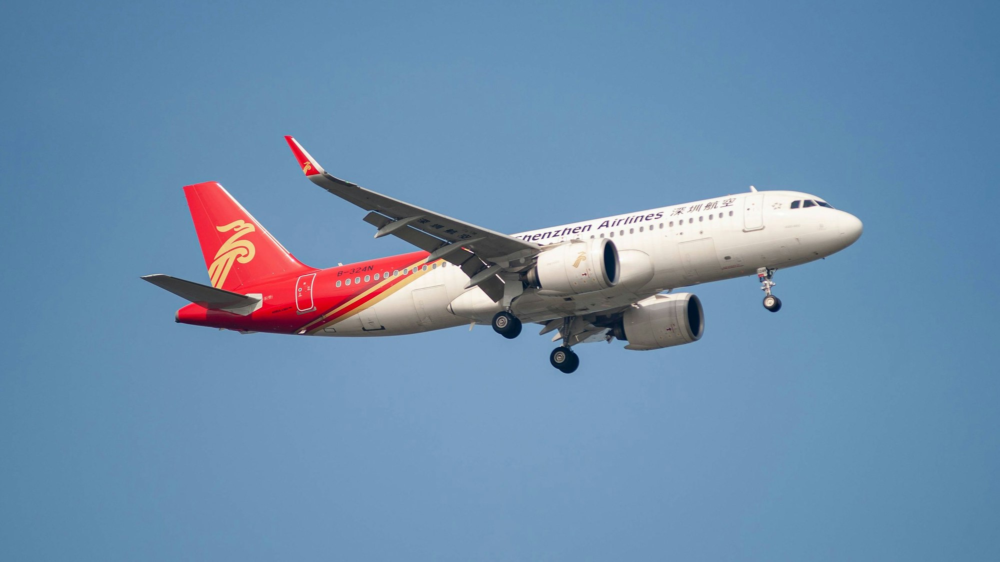 Ein Passagierflugzeug der chinesischen Fluggesellschaft Shenzhen Airlines vom Typ Airbus A320 Neo.