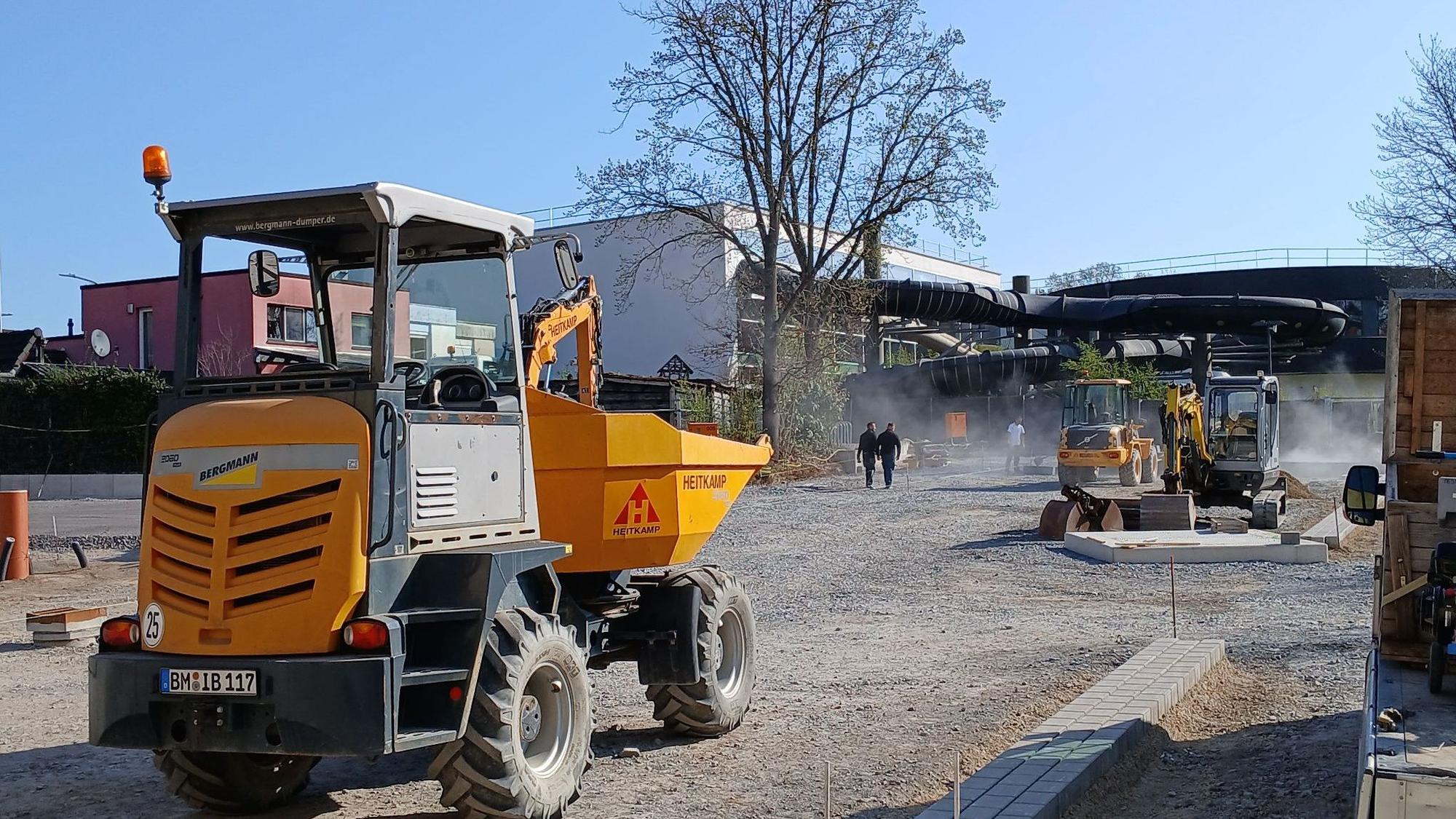 Parken in Siegburg, über einem neuen Regenrückhaltebecken an der Zeithstraße wird eine Parkpalette gebaut