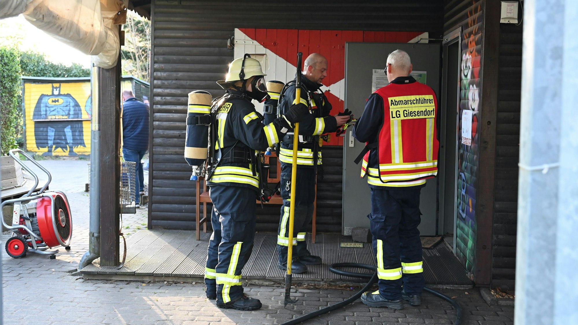 Mit Atemschutzgeräten rückten die Feuerwehrleute in das Gemeindehaus vor, in dem ein Feuer ausgebrochen war.
