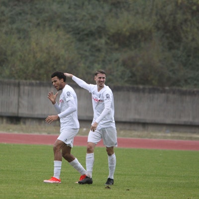 Der Siegburger SV 04 um Noah Tomson (links) und Tim Keil ist 2025 noch ungeschlagen.