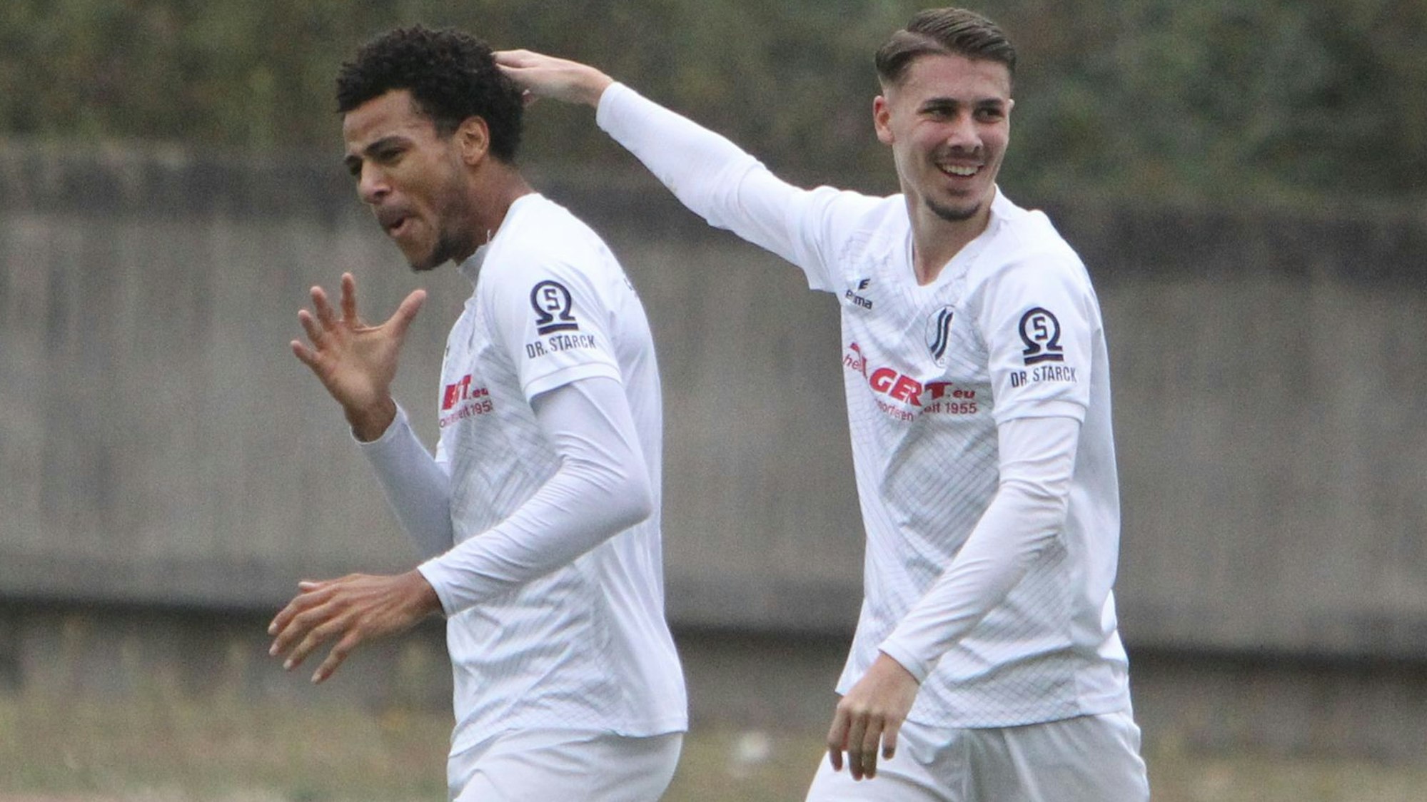 Der Siegburger SV 04 um Noah Tomson (links) und Tim Keil ist 2025 noch ungeschlagen.