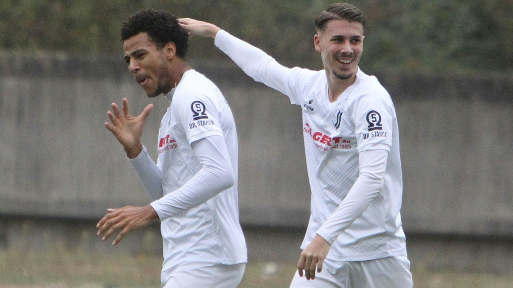 Der Siegburger SV 04 um Noah Tomson (links) und Tim Keil ist 2025 noch ungeschlagen.