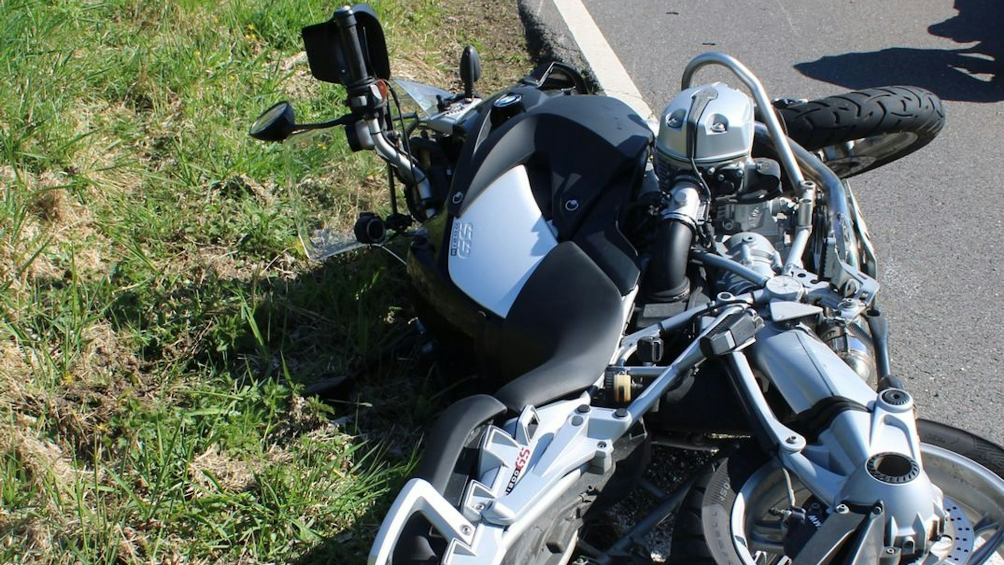 Das Motorrad der Marke BMW wurde von der Unfallstelle abgeschleppt.