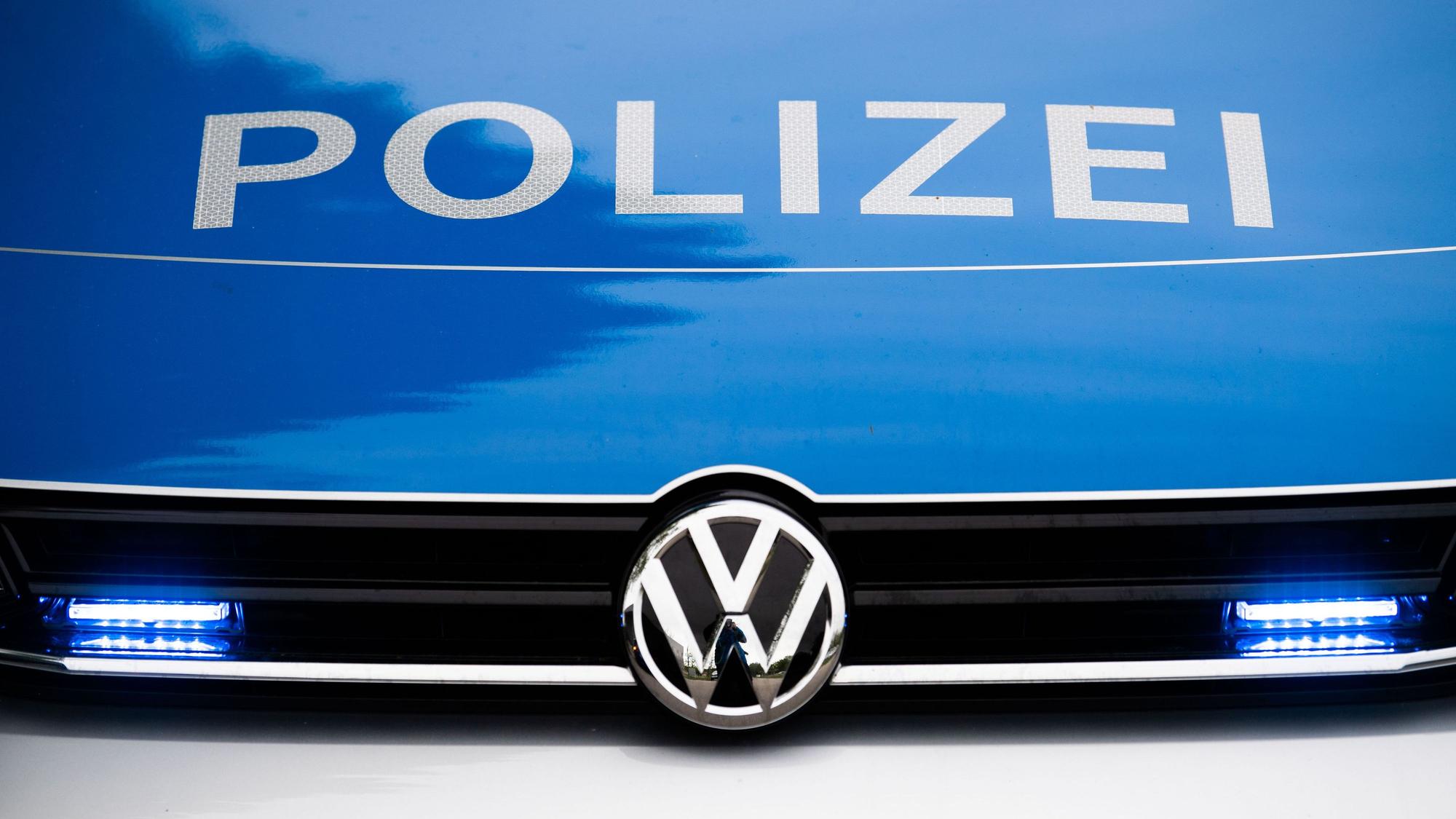 Ein Blaulicht leuchtet an einer Polizeistreife. (Symbolfoto)