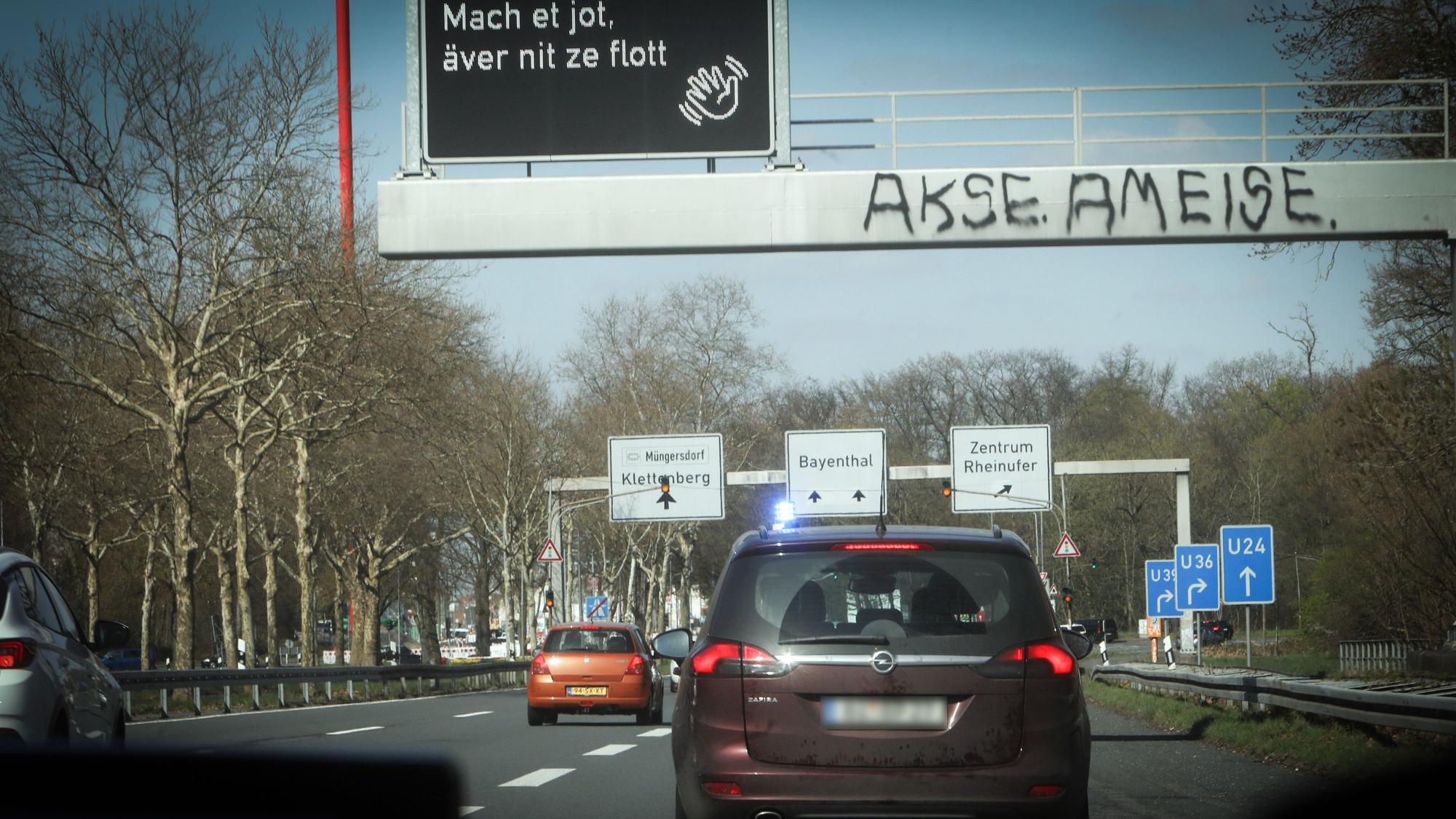 29.03.2025, Köln: Auf einem vermeintlichen Zivilauto leuchtet ein Blaulicht.