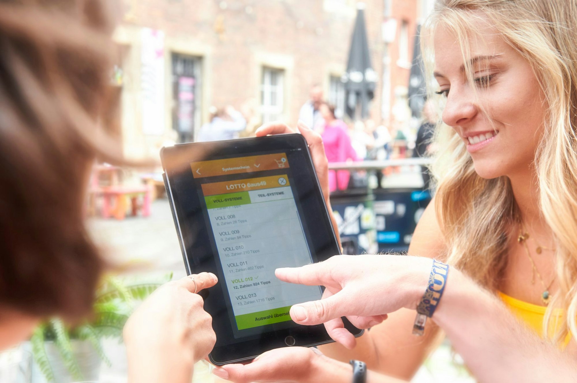 Mit einem Systemschein gewinnt ein Spielteilnehmer aus dem Raum Essen bei LOTTO 6aus49 rund 1,1 Millionen Euro. Er schickte bei seinem Internet-Tipp gleich mehrere Glückszahlen auf Basis des Systemspiels 007 ins Rennen.