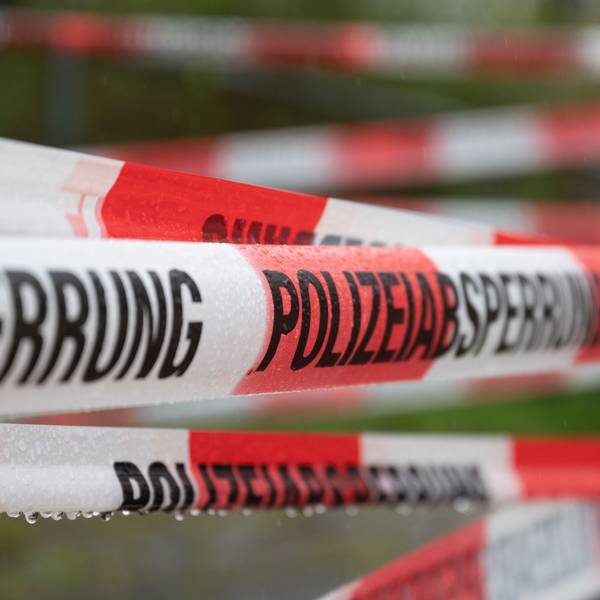 Zu sehe ist Absperrband der Polizei.