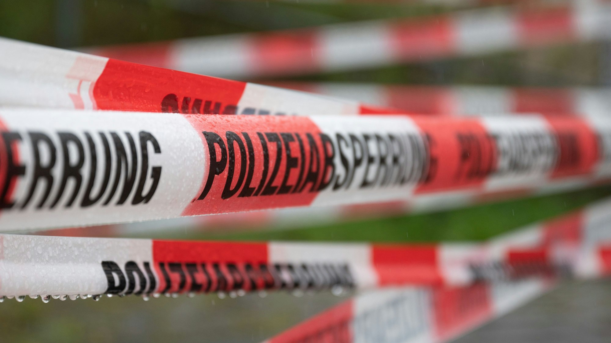 Zu sehe ist Absperrband der Polizei.