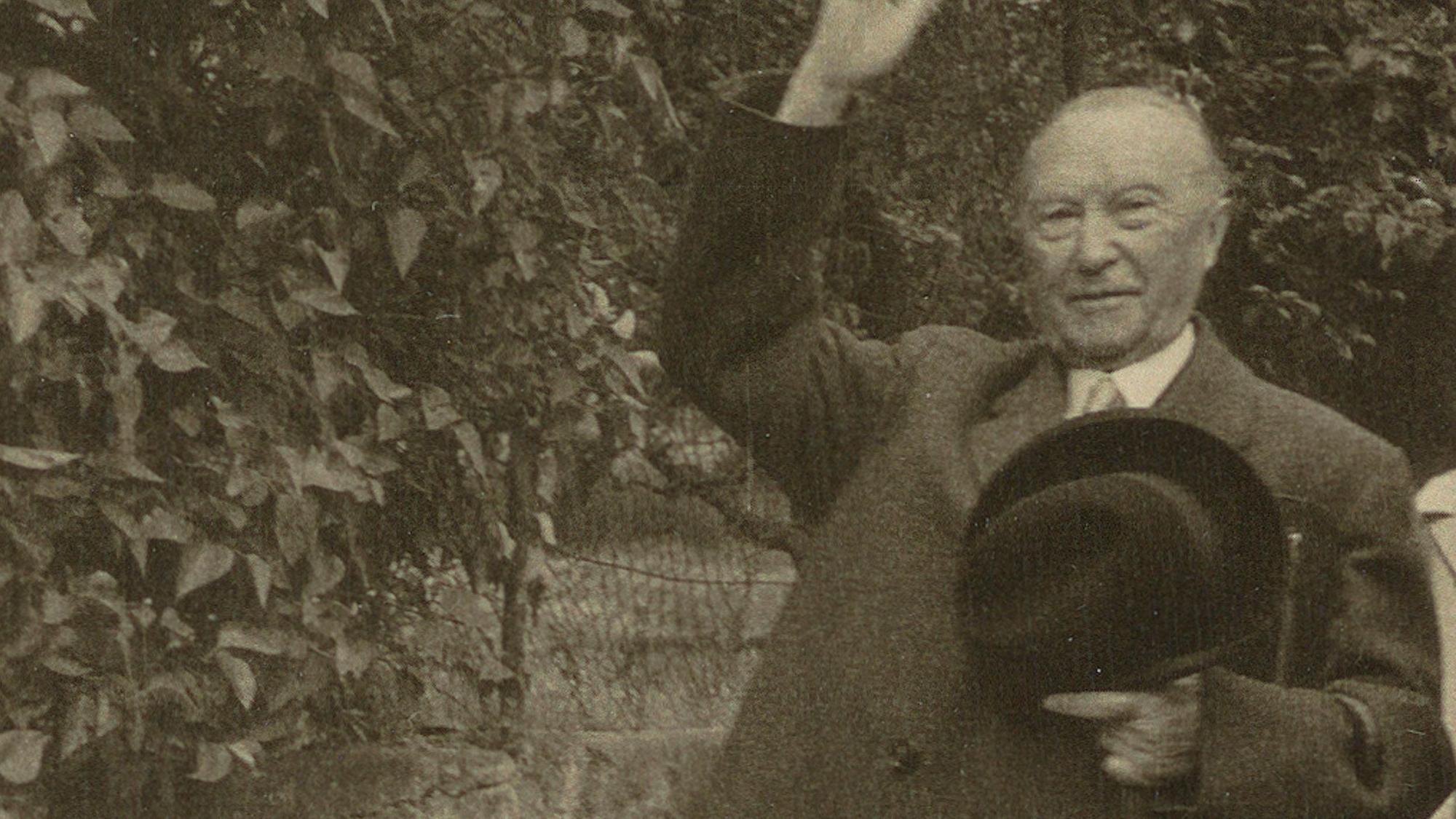 Konrad Adenauer in Rhöndorf, seinen Hut vergaß er einmal nach einem Besuch im Weingut Broel.