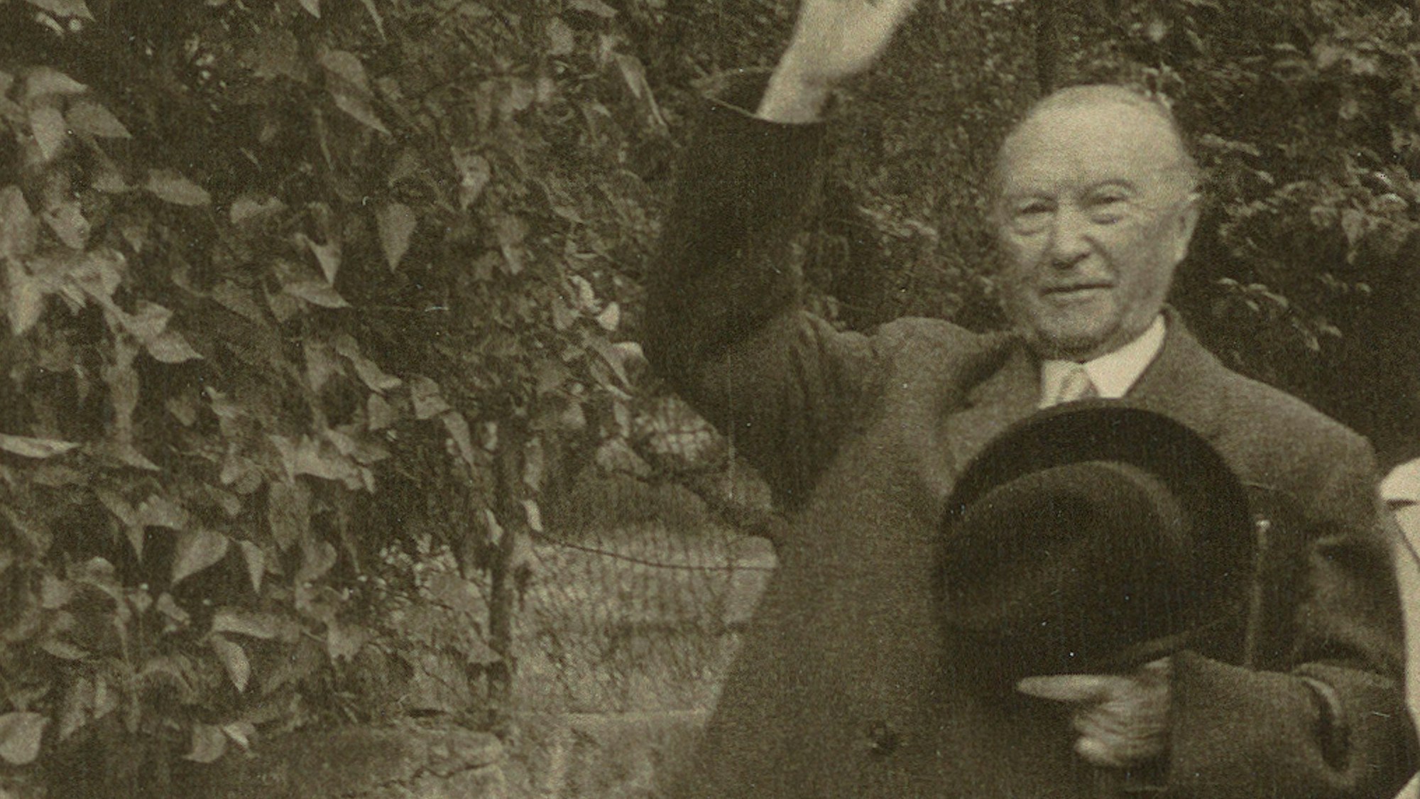Konrad Adenauer in Rhöndorf, seinen Hut vergaß er einmal nach einem Besuch im Weingut Broel.