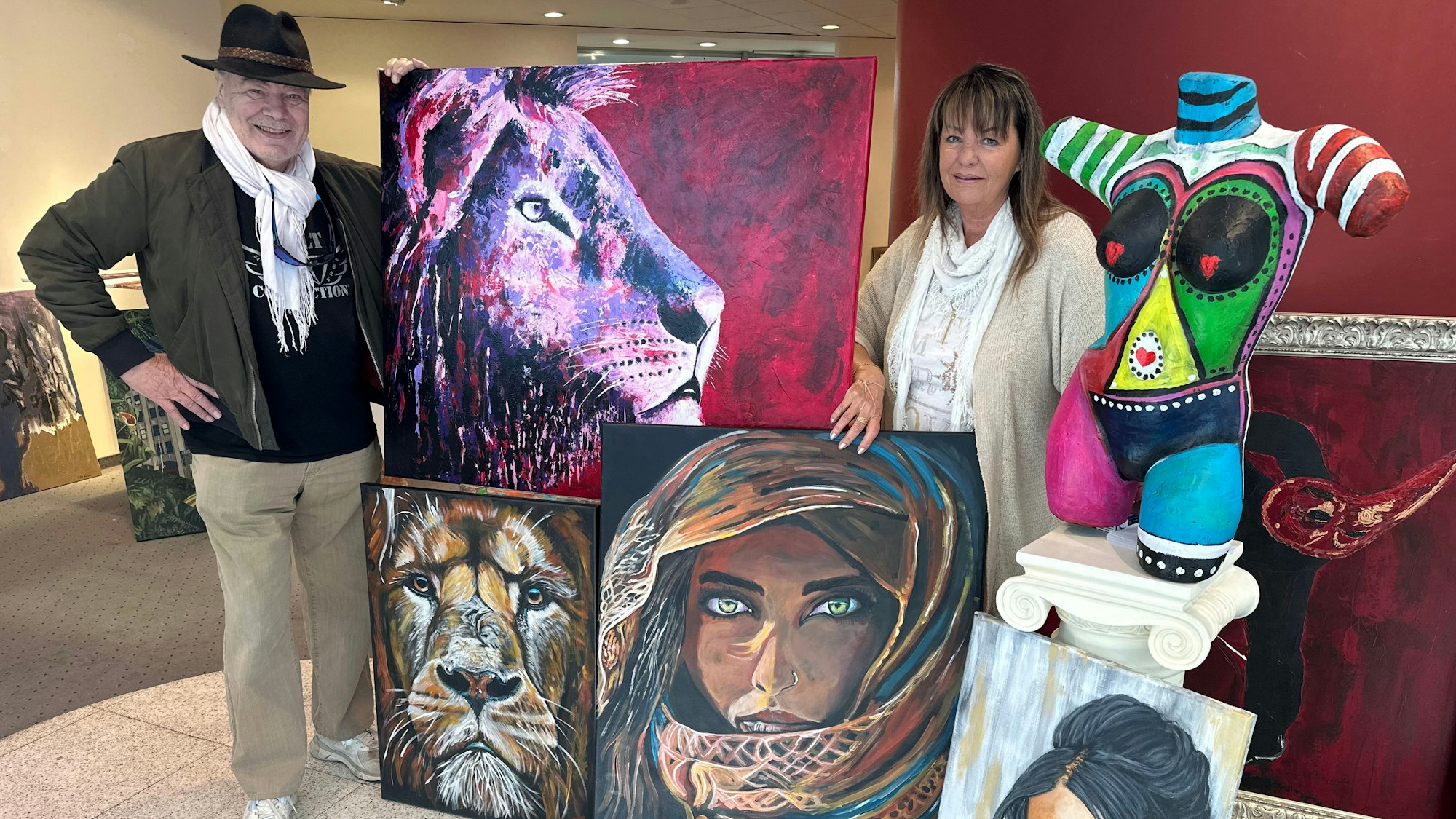 Carl Friedrich von Schlue und Christiane Kroniger stellen Bilder zusammen, die bald abgeholt werden. Die Kunstgalerie in Siegburg auf der Holzgasse muss schließen.