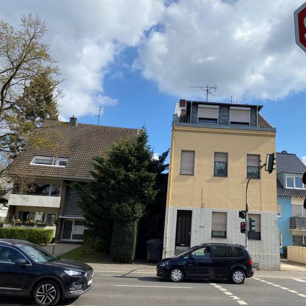 Zu sehen ist die Ampel an der Kreuzung von Römerstraße und Mühlenbach.