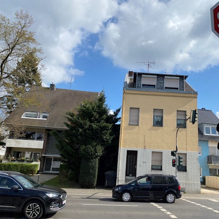 Zu sehen ist die Ampel an der Kreuzung von Römerstraße und Mühlenbach.